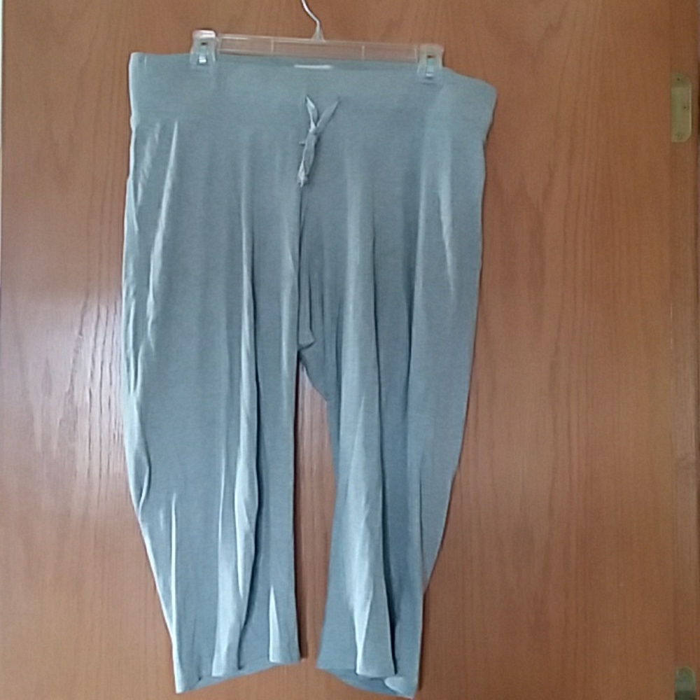 Old navy low rise maternity lounge capri pants